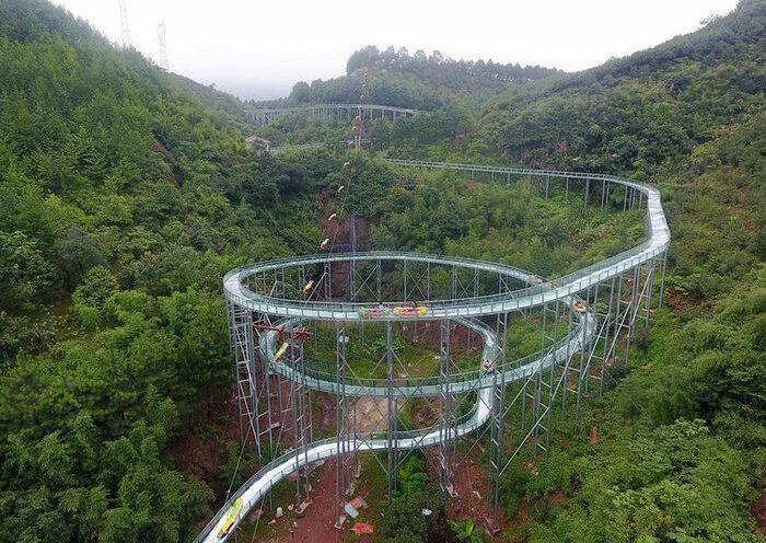 空中玻璃水滑道